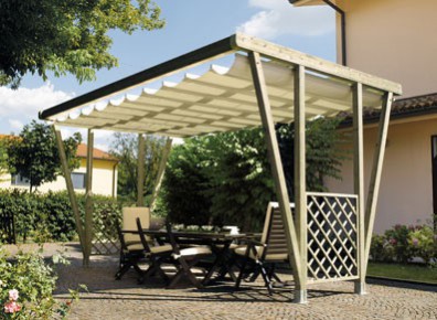 Un abri terrasse avec couverture en toile sur une structure en bois